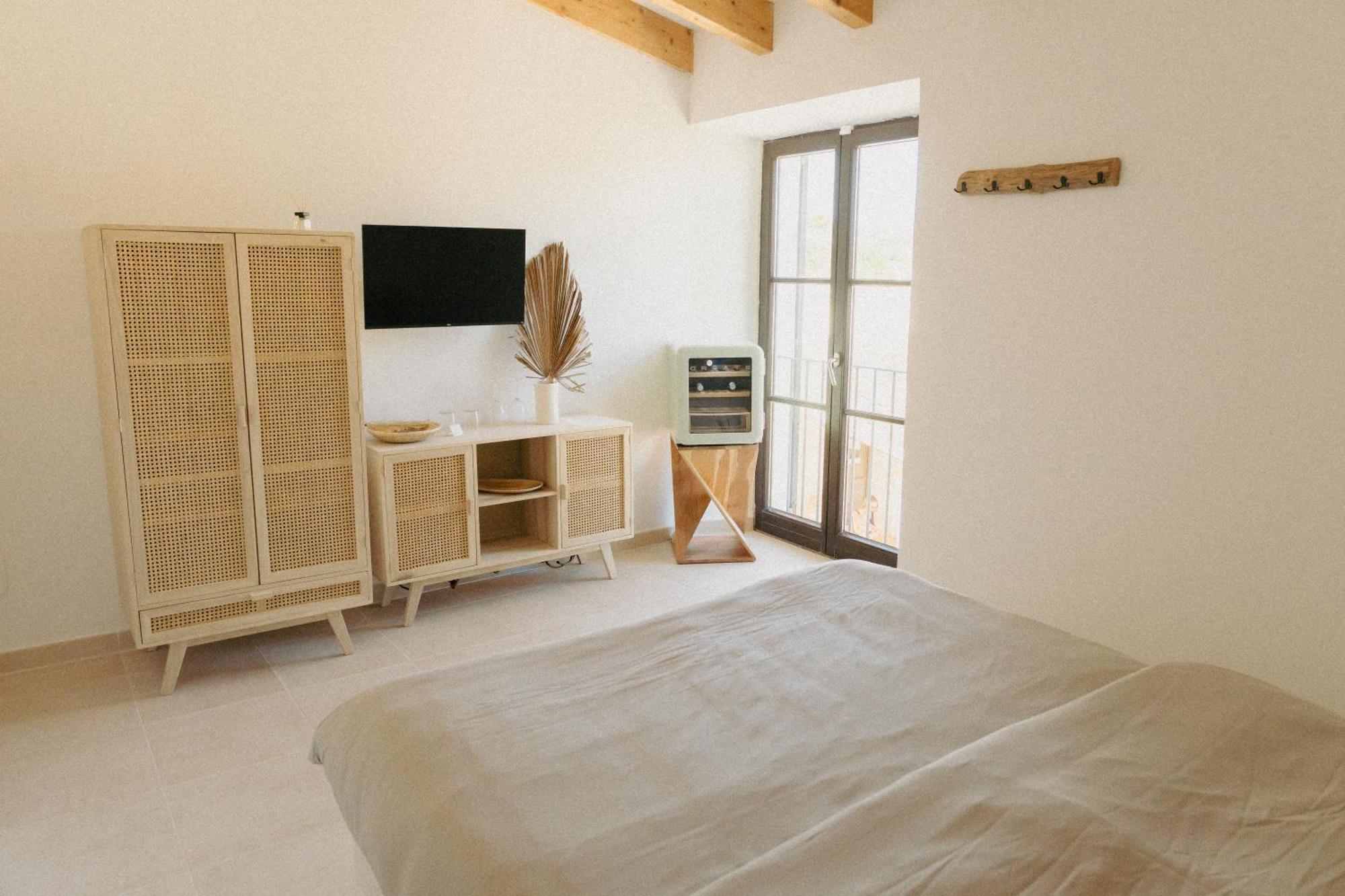 Vino Resort Son Amaret 손 마치아 외부 사진